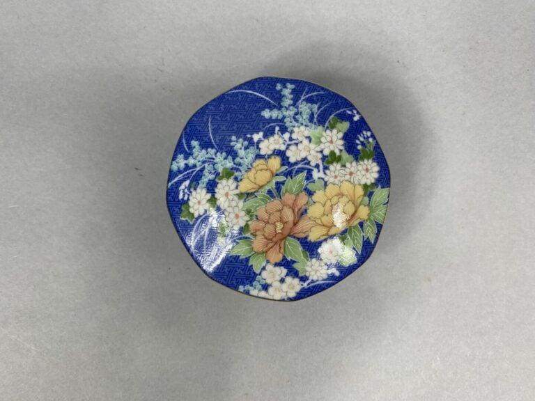 Japon - Boite en porcelaine émaillée à décor de fleurs sur fond bleu - Marque a…