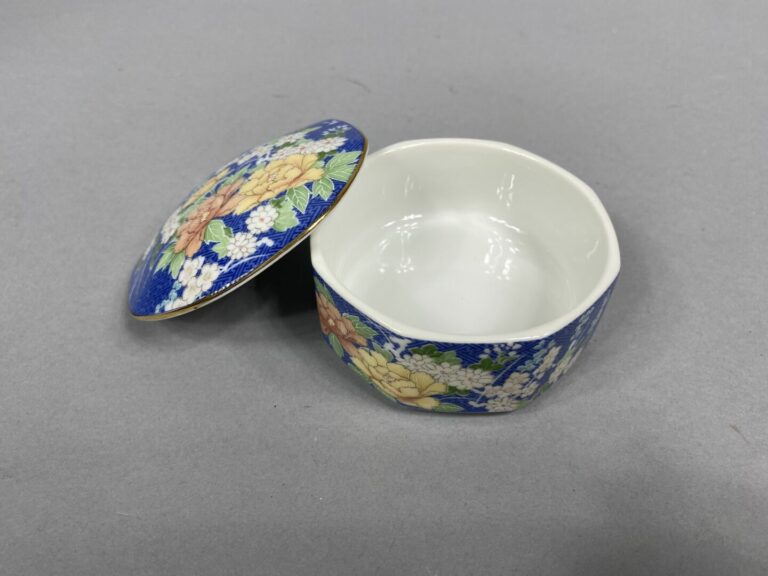 Japon - Boite en porcelaine émaillée à décor de fleurs sur fond bleu - Marque a…