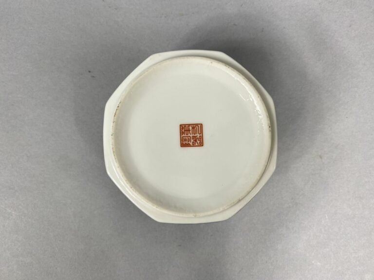 Japon - Boite en porcelaine émaillée à décor de fleurs sur fond bleu - Marque a…