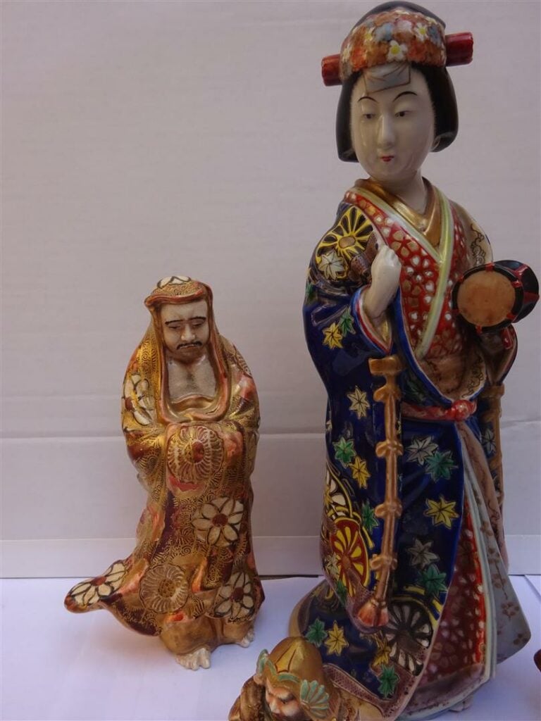 LOT DE QUATRE (4) SUJETS EN FAIENCE DE SATSUMA - Japon, Période Taisho et Showa…