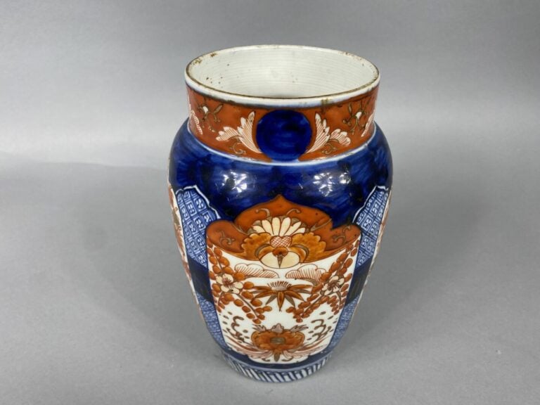 Japon, IMARI - Vase balustre en porcelaine Imari à décor de branchages fleuris…