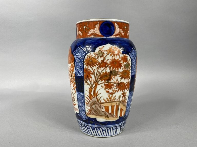 Japon, IMARI - Vase balustre en porcelaine Imari à décor de branchages fleuris…