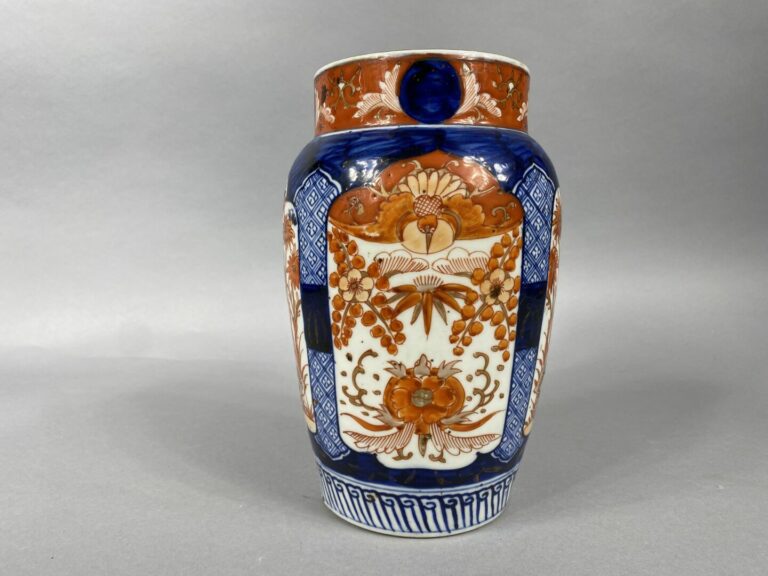 Japon, IMARI - Vase balustre en porcelaine Imari à décor de branchages fleuris…