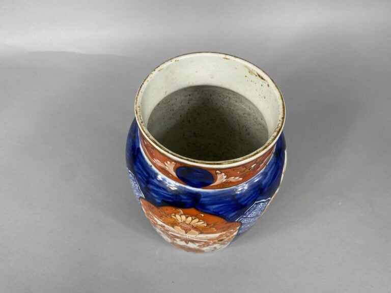 Japon, IMARI - Vase balustre en porcelaine Imari à décor de branchages fleuris…