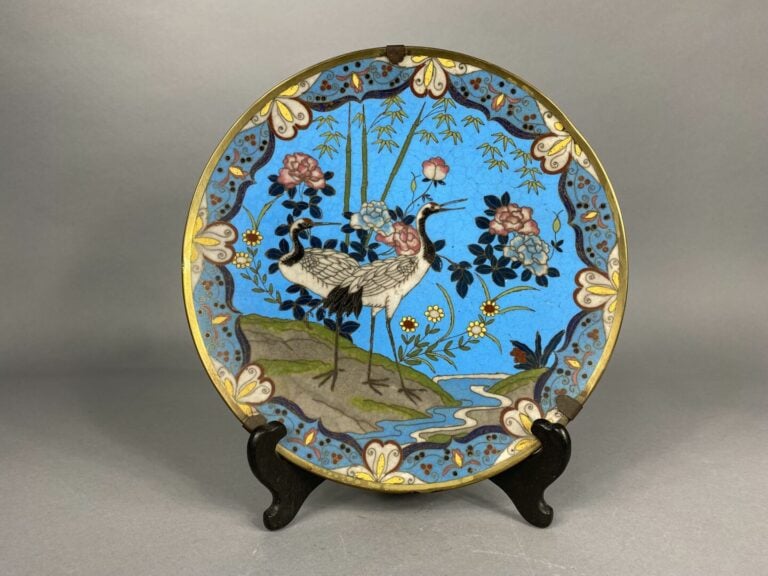 Japon - Ensemble de trois assiettes en émaux cloisonnés à décor d'oiseaux branc…
