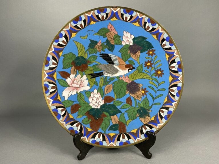 Japon - Ensemble de trois assiettes en émaux cloisonnés à décor d'oiseaux branc…