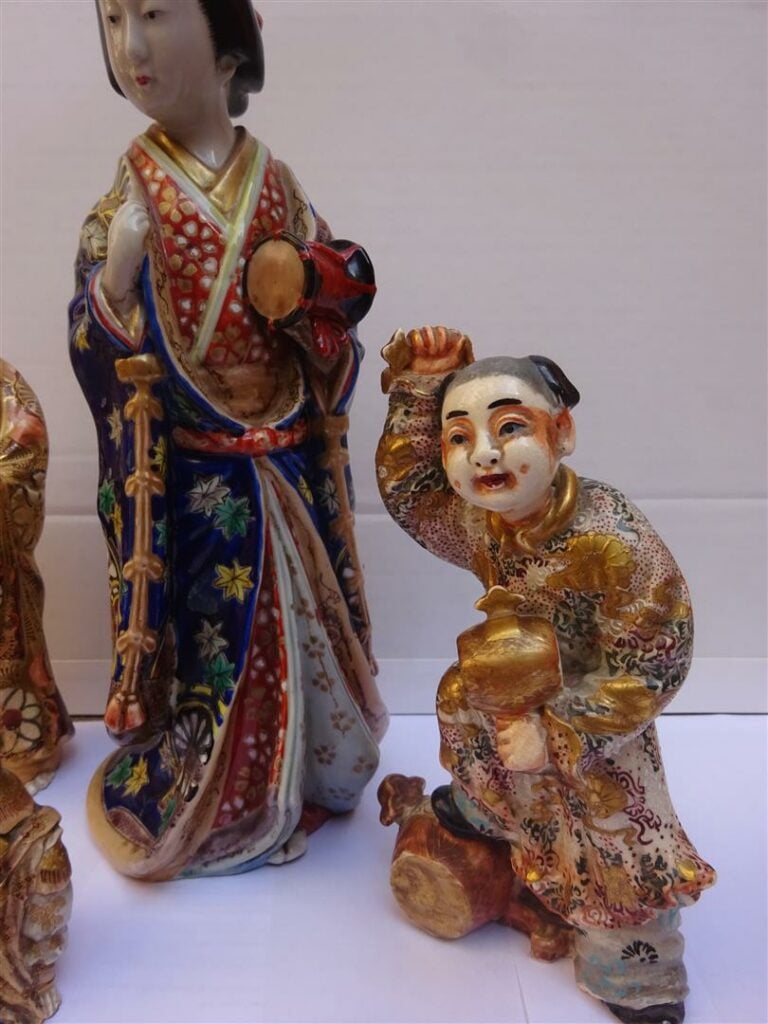 LOT DE QUATRE (4) SUJETS EN FAIENCE DE SATSUMA - Japon, Période Taisho et Showa…