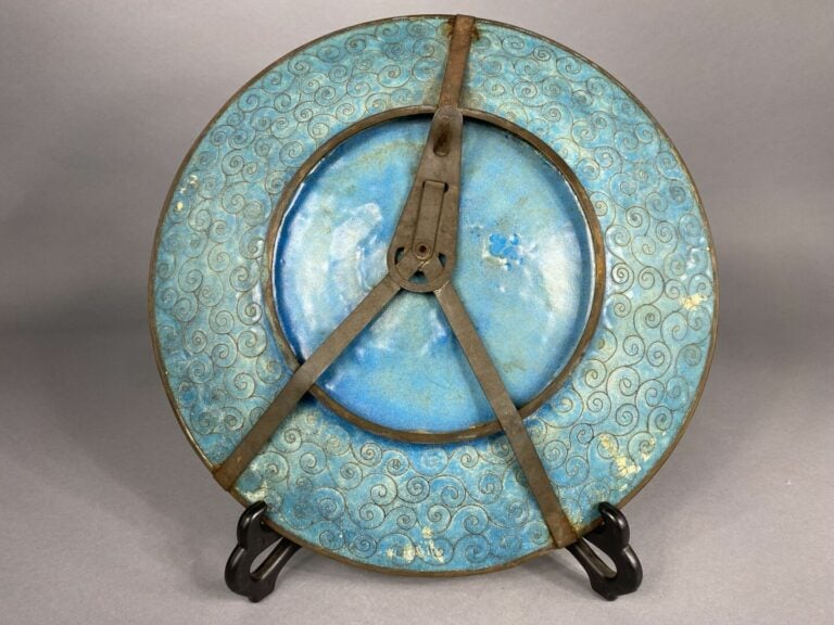 Japon - Ensemble de trois assiettes en émaux cloisonnés à décor d'oiseaux branc…