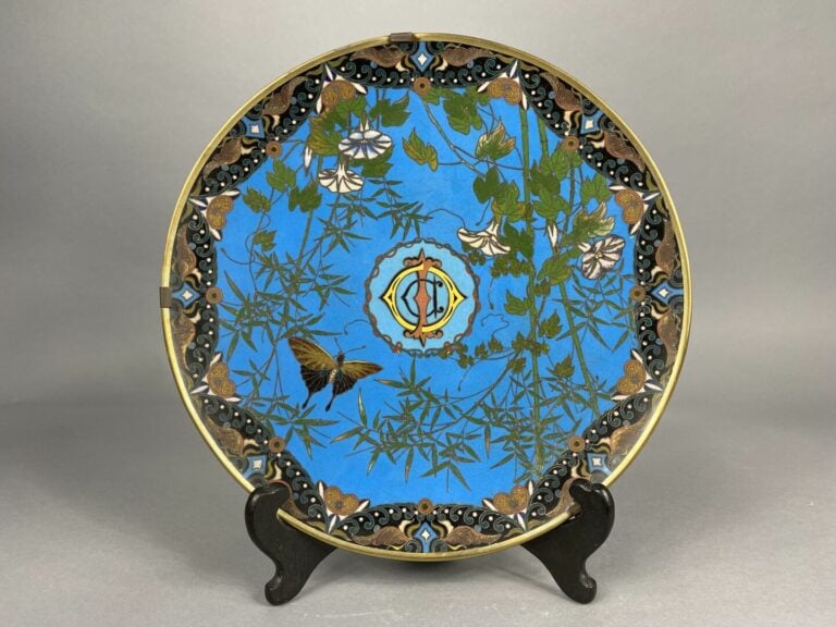 Japon - Ensemble de trois assiettes en émaux cloisonnés à décor d'oiseaux branc…