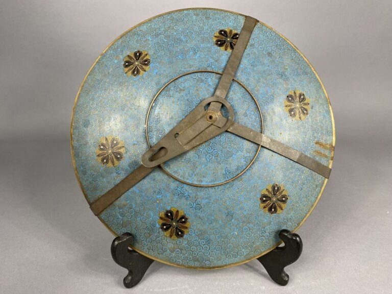 Japon - Ensemble de trois assiettes en émaux cloisonnés à décor d'oiseaux branc…