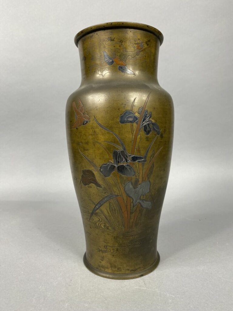 Japon - Vase balustre en bronze à décor polychrome d'oiseaux branchés - H : 30…