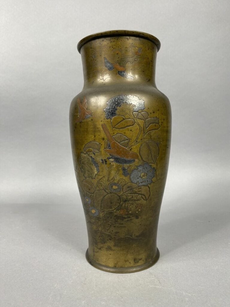 Japon - Vase balustre en bronze à décor polychrome d'oiseaux branchés - H : 30…