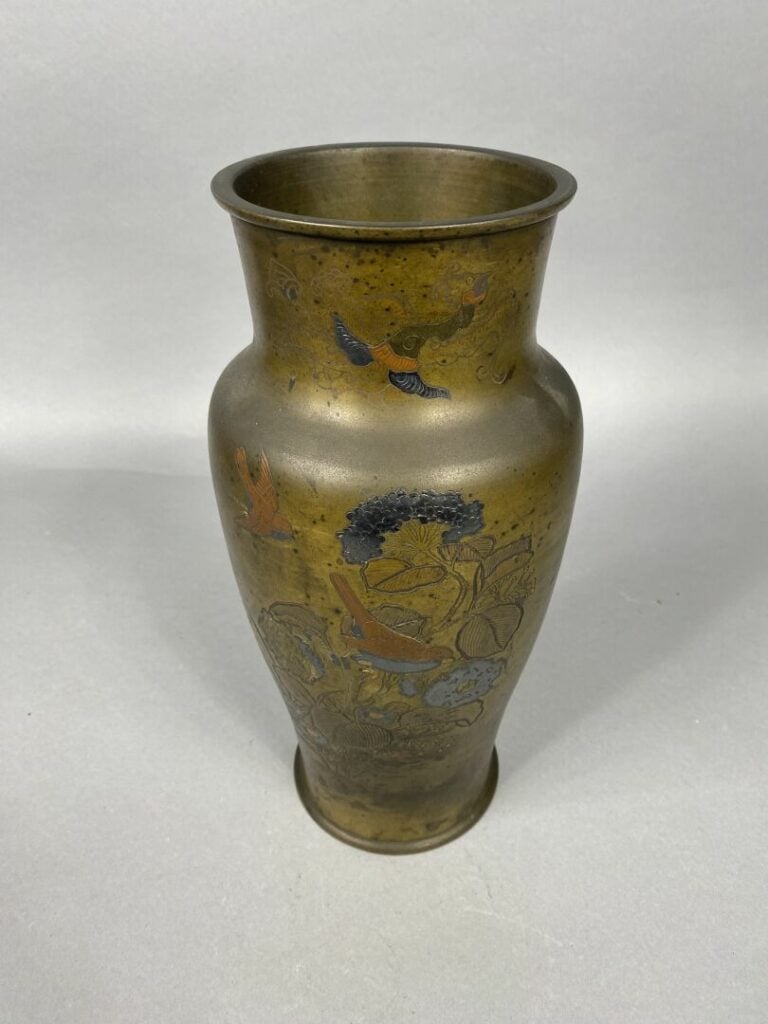 Japon - Vase balustre en bronze à décor polychrome d'oiseaux branchés - H : 30…