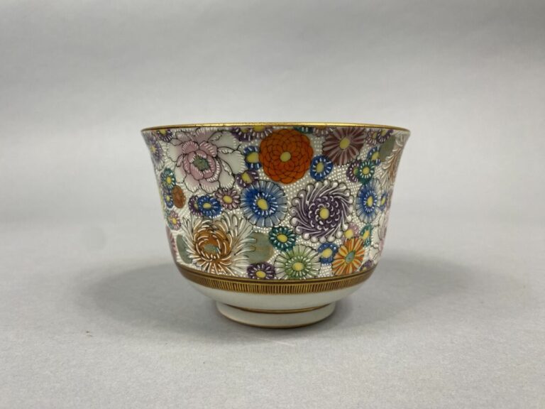 Japon - Bol en porcelaine émaillée à décor de mille fleurs et frise dorée - Mar…