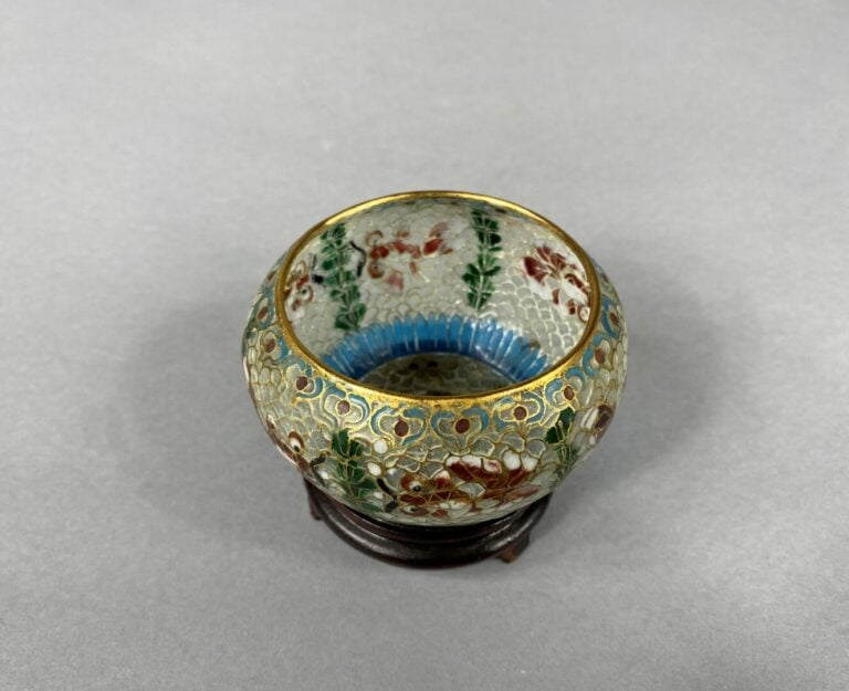* Japon - Coupe en plique à jour selon la technique Shotai'jippo, à décor de ca…