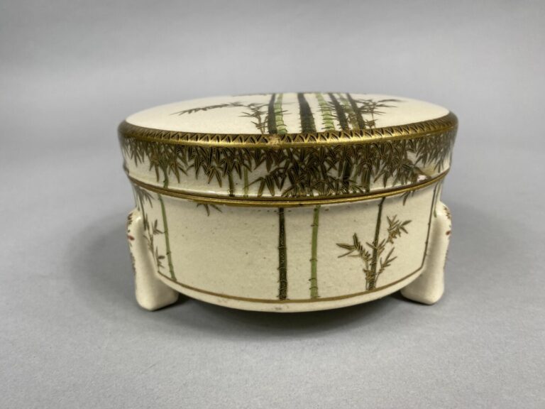 Japon - Boite couverte tripode en porcelaine émaillée à décor de bambouseraies…
