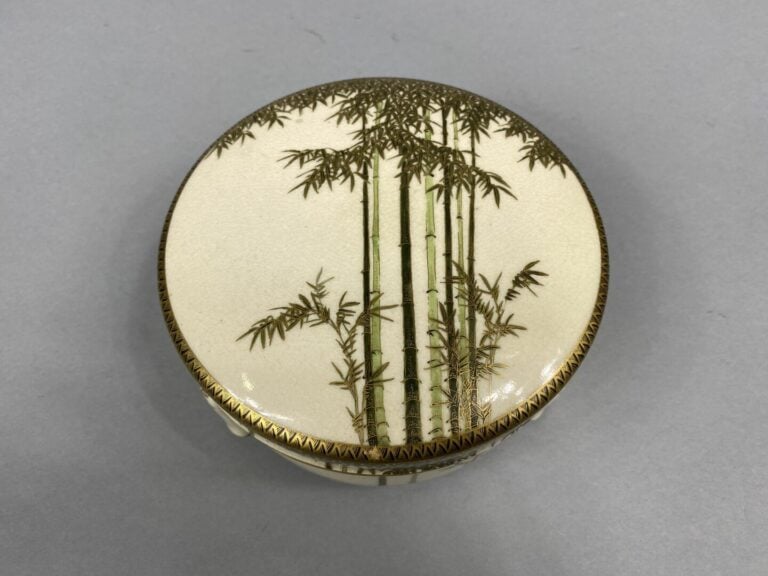 Japon - Boite couverte tripode en porcelaine émaillée à décor de bambouseraies…