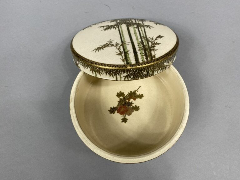 Japon - Boite couverte tripode en porcelaine émaillée à décor de bambouseraies…