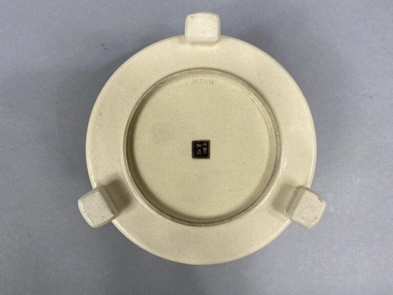 Japon - Boite couverte tripode en porcelaine émaillée à décor de bambouseraies…