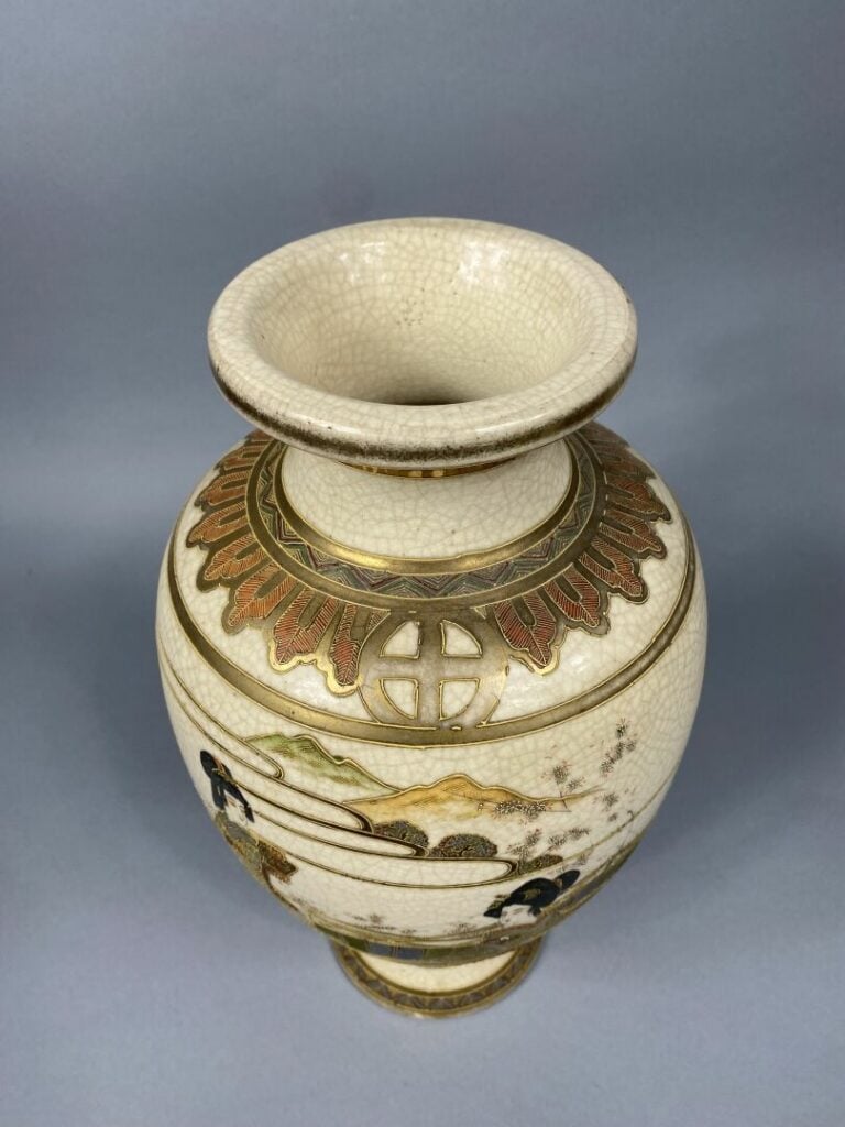 Japon, Satsuma - Vase en faïence de Satsuma à décor de geishas dans un paysage…