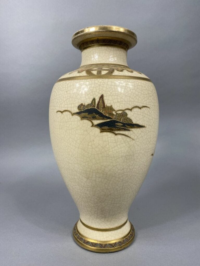 Japon, Satsuma - Vase en faïence de Satsuma à décor de geishas dans un paysage…