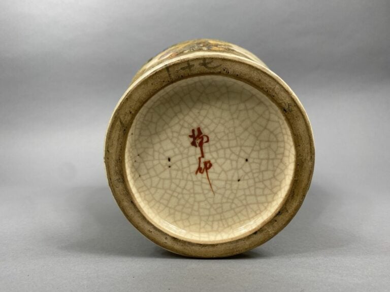 Japon, Satsuma - Vase en faïence de Satsuma à décor de geishas dans un paysage…