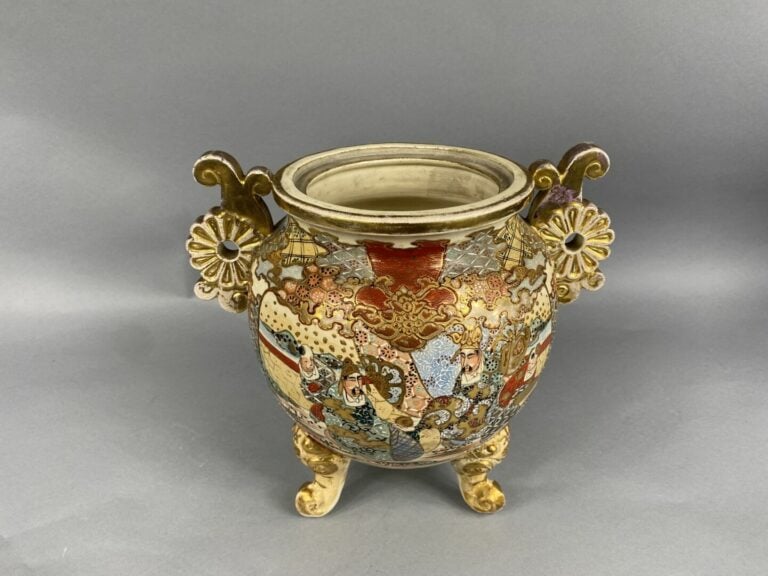Japon - Brûle-parfum en faïence à riche décor polychrome de scènes animées - H…