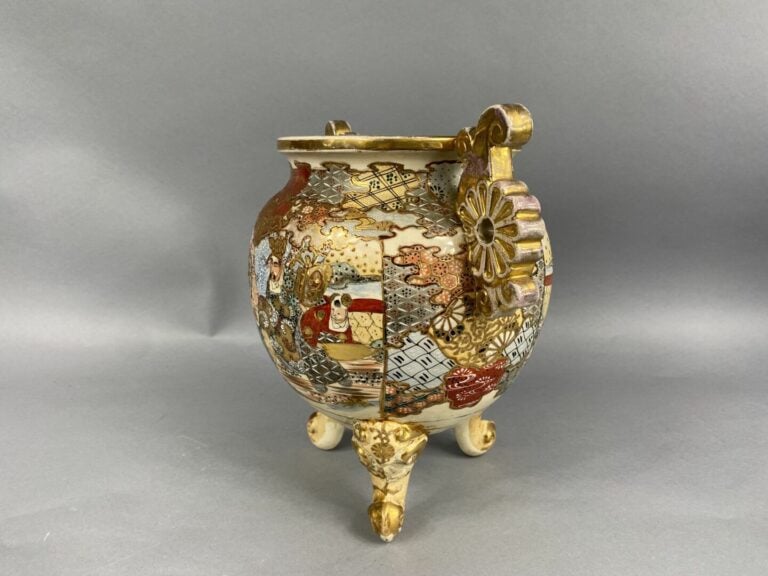 Japon - Brûle-parfum en faïence à riche décor polychrome de scènes animées - H…