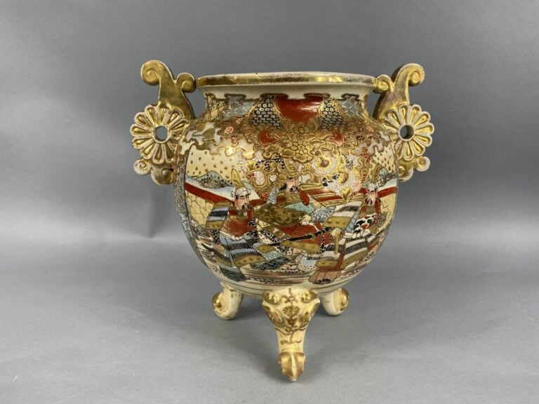 Japon - Brûle-parfum en faïence à riche décor polychrome de scènes animées - H…