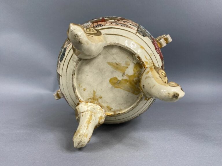 Japon - Brûle-parfum en faïence à riche décor polychrome de scènes animées - H…