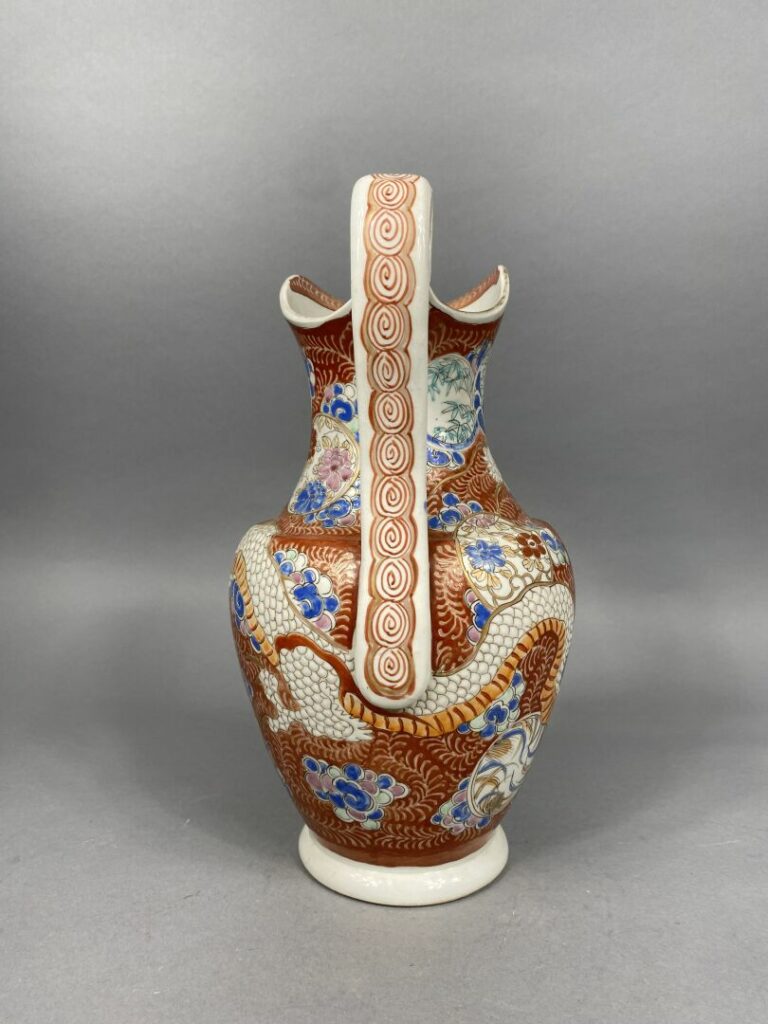 Japon - Pichet en céramique émaillée à décor de dragons et de vagues sur fond r…