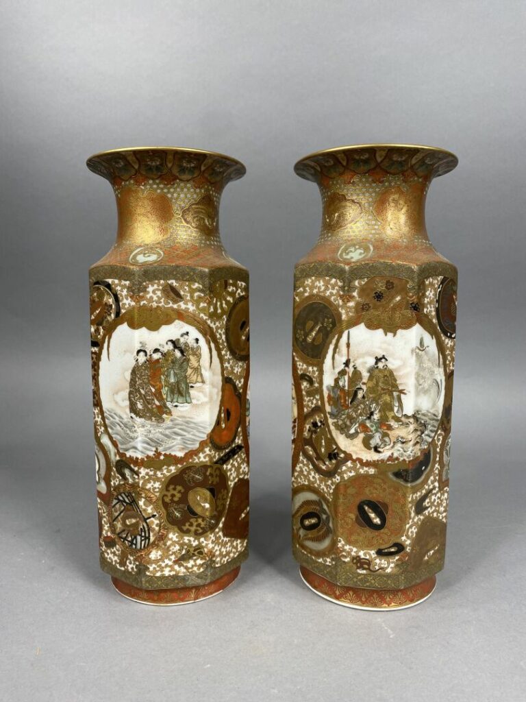 Japon, Satsuma - Suite de deux vases octogonales en faïence de Satsuma, à décor…