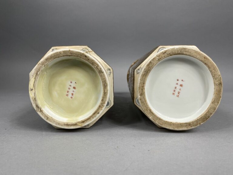 Japon, Satsuma - Suite de deux vases octogonales en faïence de Satsuma, à décor…