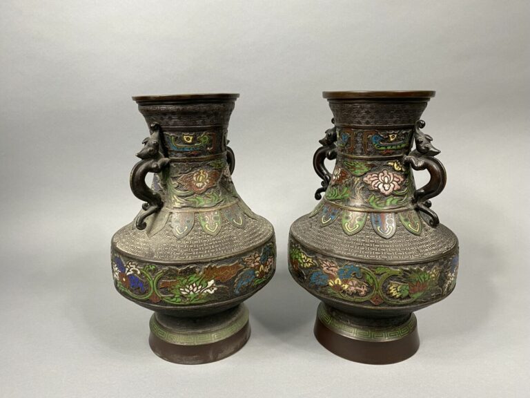 Japon - Paire de vases de forme archaïsante en bronze à décor en émaux champlev…
