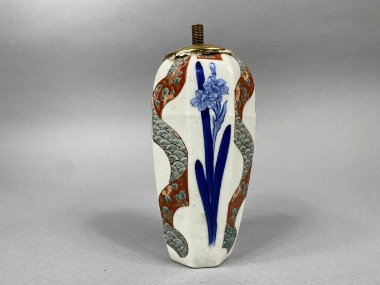 Japon - Vase en porcelaine à pans à décor d'iris et motifs géométriques stylisé…