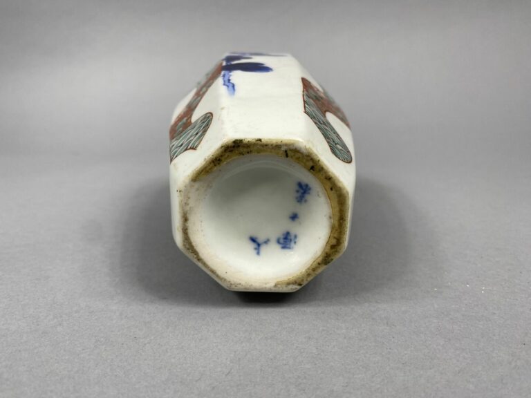 Japon - Vase en porcelaine à pans à décor d'iris et motifs géométriques stylisé…