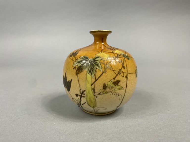 Japon - Vase boule en céramique émaillée à col étroit à décor de courges, feuil…