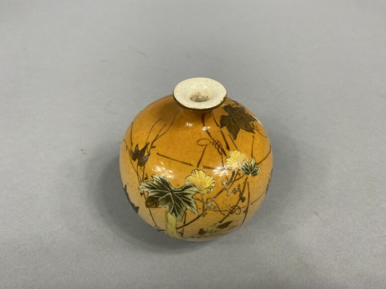Japon - Vase boule en céramique émaillée à col étroit à décor de courges, feuil…