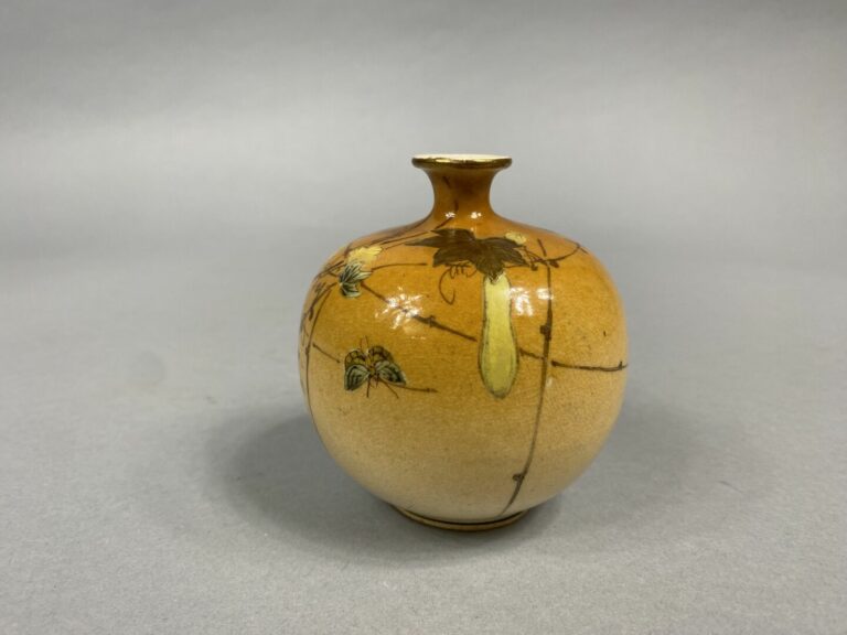 Japon - Vase boule en céramique émaillée à col étroit à décor de courges, feuil…