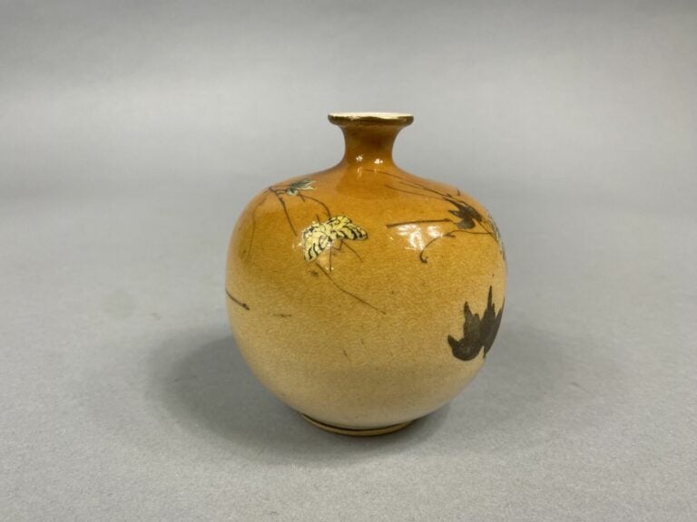 Japon - Vase boule en céramique émaillée à col étroit à décor de courges, feuil…