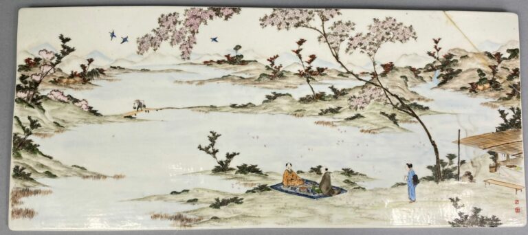 Japon - Grande plaque en céramique émaillée représentant des geishas et personn…