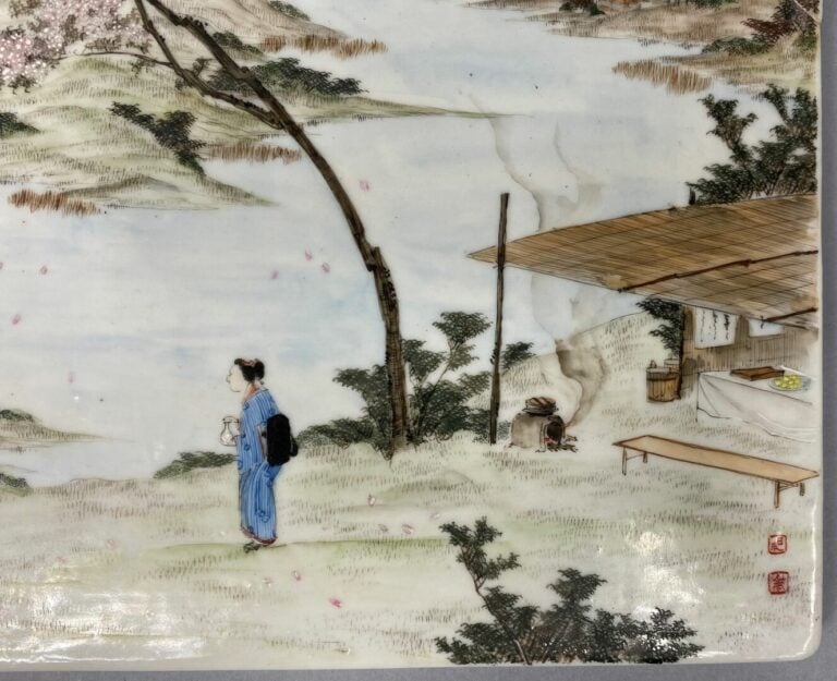 Japon - Grande plaque en céramique émaillée représentant des geishas et personn…