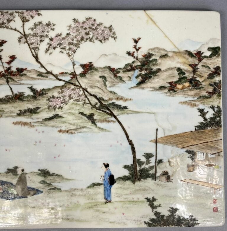 Japon - Grande plaque en céramique émaillée représentant des geishas et personn…