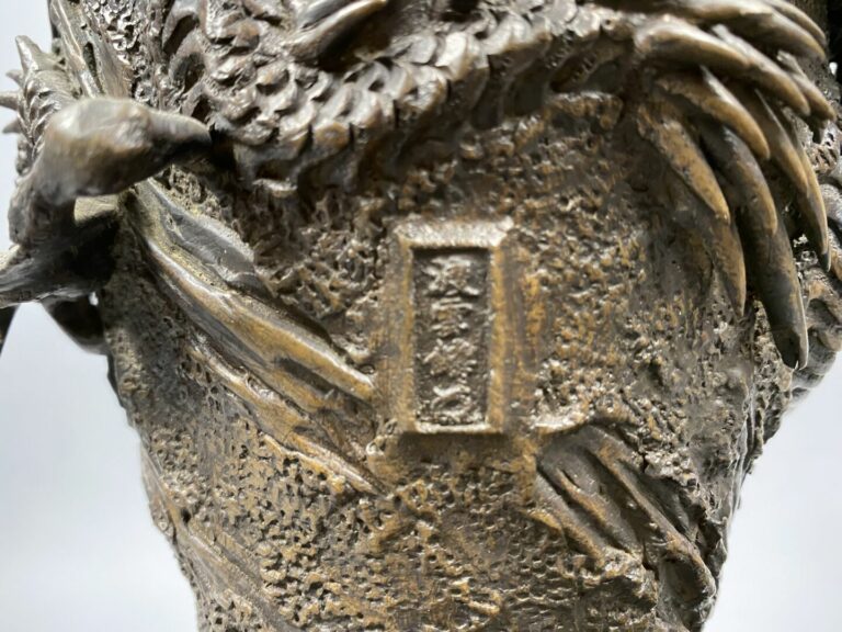 Japon - Vase en bronze patiné à décor en relief de dragons à trois griffes au c…