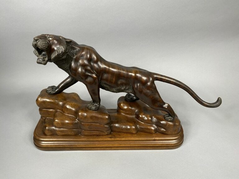 Japon, époque Meiji (1868-1912) - Sujet en bronze à patine brune nuancée représ…