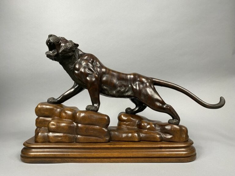 Japon, époque Meiji (1868-1912) - Sujet en bronze à patine brune nuancée représ…