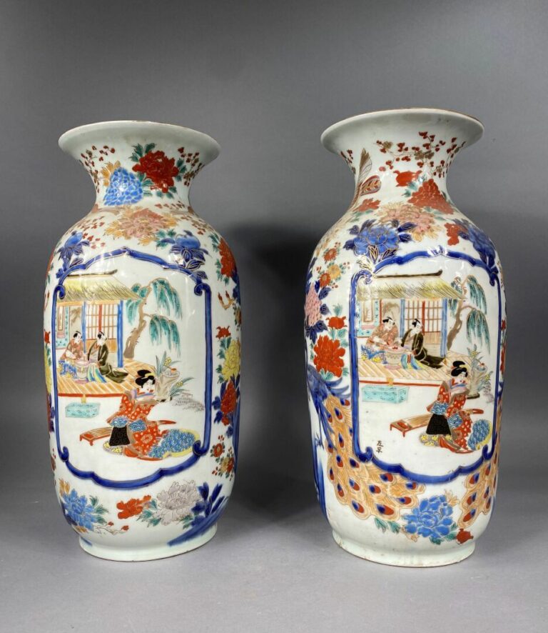 Japon - Paire de vases balustres à col évasé en céramique émaillée polychrome à…