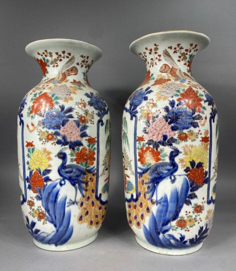 Japon - Paire de vases balustres à col évasé en céramique émaillée polychrome à…