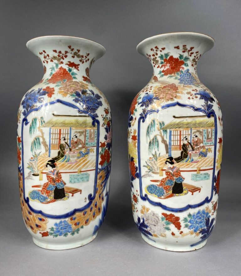 Japon - Paire de vases balustres à col évasé en céramique émaillée polychrome à…
