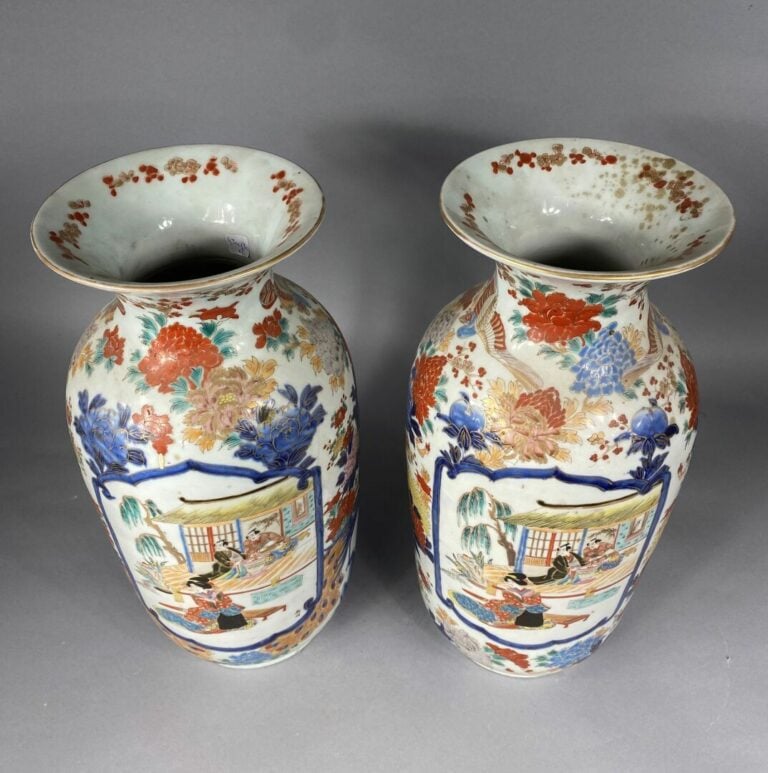 Japon - Paire de vases balustres à col évasé en céramique émaillée polychrome à…